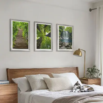 Juego de 3 cuadros con diseño de sendero en un bosque con cascada y vegetación