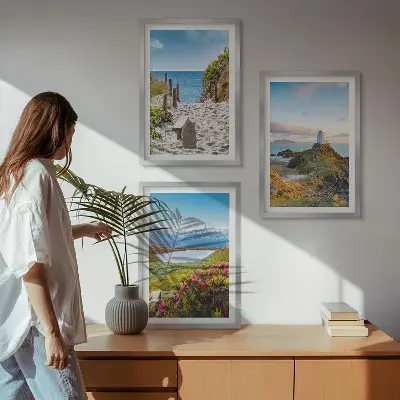 Juego de 3 cuadros con motivos de playa, faro, montañas y flores