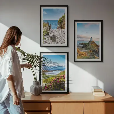 Juego de 3 cuadros con motivos de playa, faro, montañas y flores