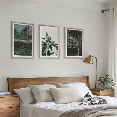 Set de 3 cuadros para salón con diseño de hojas verdes en planta de ventana