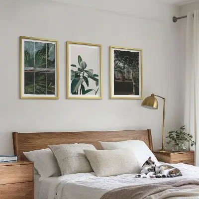 Set de 3 cuadros para salón con diseño de hojas verdes en planta de ventana