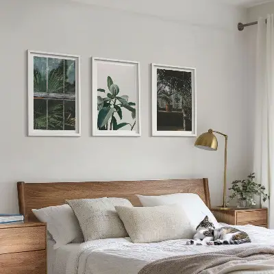 Set de 3 cuadros para salón con diseño de hojas verdes en planta de ventana