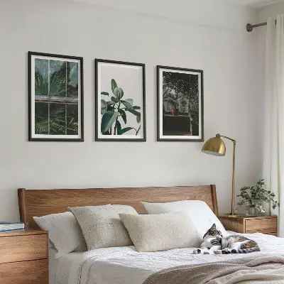 Set de 3 cuadros para salón con diseño de hojas verdes en planta de ventana