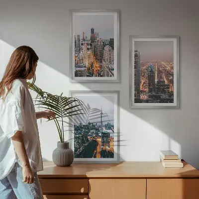 Set de 3 cuadros para salón diseño de ciudades de noche con rascacielos iluminados