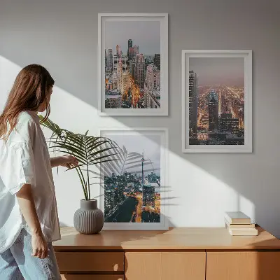 Set de 3 cuadros para salón diseño de ciudades de noche con rascacielos iluminados