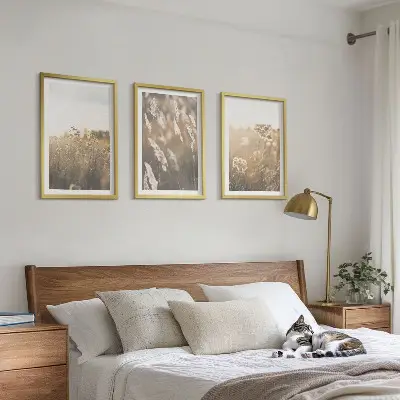 Juego de 3 cuadros con diseño de flores en paisaje cálido