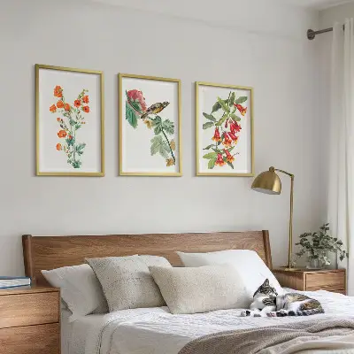 Juego de 3 cuadros con diseño de flores pintadas y un pájaro