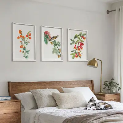 Juego de 3 cuadros con diseño de flores pintadas y un pájaro
