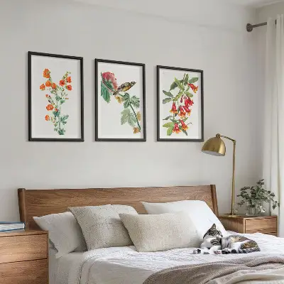 Juego de 3 cuadros con diseño de flores pintadas y un pájaro
