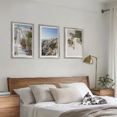 Set de 3 cuadros decorativos para salón con diseño de escaleras blancas y vistas a Santorini