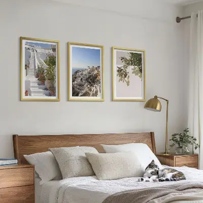 Set de 3 cuadros decorativos para salón con diseño de escaleras blancas y vistas a Santorini