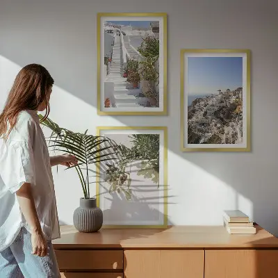 Set de 3 cuadros decorativos para salón con diseño de escaleras blancas y vistas a Santorini