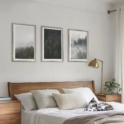 Set de 3 cuadros para salón con diseño de bosques verdes entre la niebla