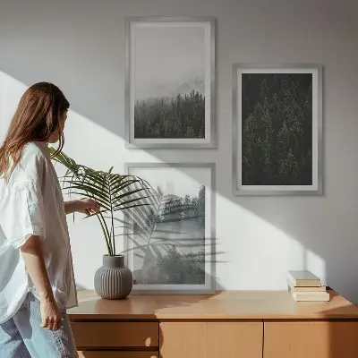 Set de 3 cuadros para salón con diseño de bosques verdes entre la niebla