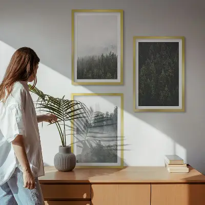 Set de 3 cuadros para salón con diseño de bosques verdes entre la niebla