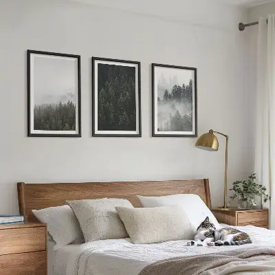 Set de 3 cuadros para salón con diseño de bosques verdes entre la niebla