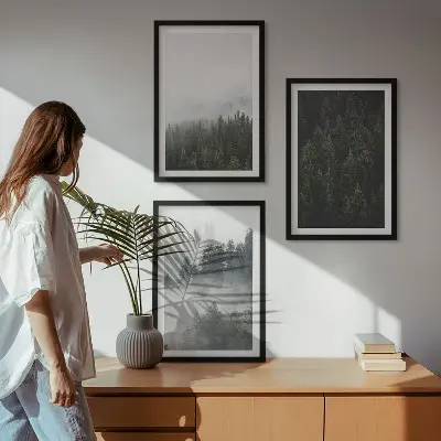 Set de 3 cuadros para salón con diseño de bosques verdes entre la niebla