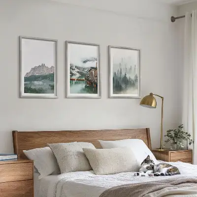Set de 3 cuadros para salón con diseño de montañas, lago, cabaña y niebla