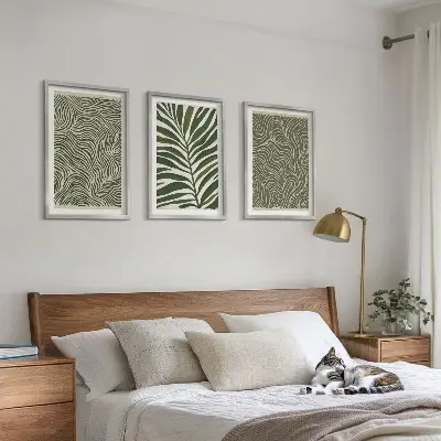 Set de 3 cuadros para salón con patrones de hojas y formas onduladas