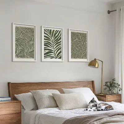 Set de 3 cuadros para salón con patrones de hojas y formas onduladas