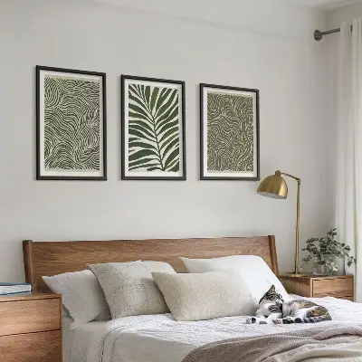 Set de 3 cuadros para salón con patrones de hojas y formas onduladas