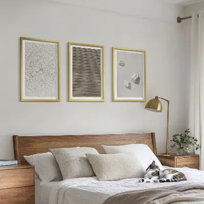 Set de 3 cuadros para salón con texturas naturales de madera y piedra