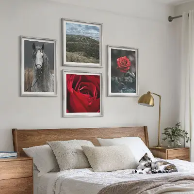 Set de 4 cuadros para salón con diseño de rosas rojas y caballo sobre fondo gris