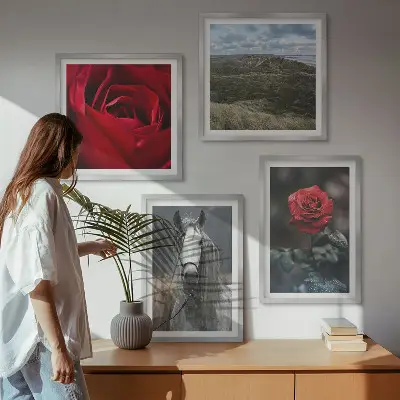 Set de 4 cuadros para salón con diseño de rosas rojas y caballo sobre fondo gris