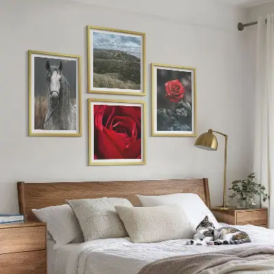 Set de 4 cuadros para salón con diseño de rosas rojas y caballo sobre fondo gris