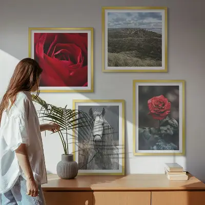 Set de 4 cuadros para salón con diseño de rosas rojas y caballo sobre fondo gris