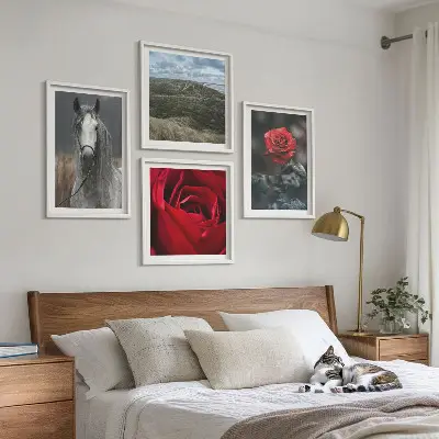 Set de 4 cuadros para salón con diseño de rosas rojas y caballo sobre fondo gris