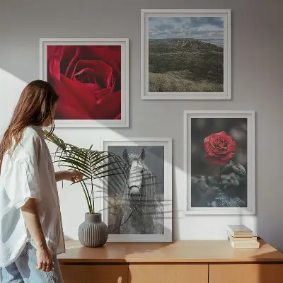 Set de 4 cuadros para salón con diseño de rosas rojas y caballo sobre fondo gris
