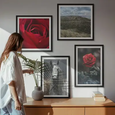 Set de 4 cuadros para salón con diseño de rosas rojas y caballo sobre fondo gris