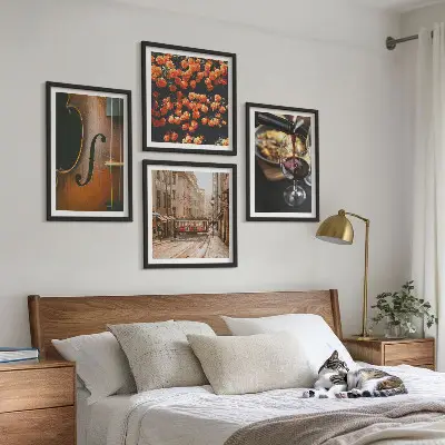 Galería de pared flores antiguas con vino callejero y violín