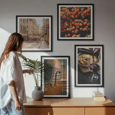 Galería de pared flores antiguas con vino callejero y violín