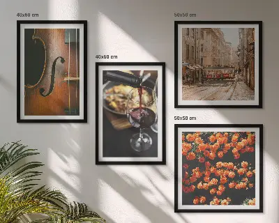 Galería de pared flores antiguas con vino callejero y violín