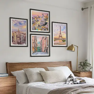 Galería de pared con paisajes de Nueva York, París, Oia y Varsovia al crepúsculo