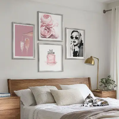 Set de cuadros modernos para salón con accesorios elegantes de color rosa