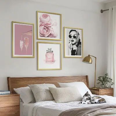 Set de cuadros modernos para salón con accesorios elegantes de color rosa