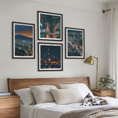 Set de 4 cuadros para salón Vista de la ciudad desde la montaña por la noche.