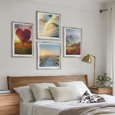 Galería de pared con paisajes de montañas, olas, árboles, corazones y muelles
