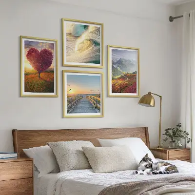 Galería de pared con paisajes de montañas, olas, árboles, corazones y muelles