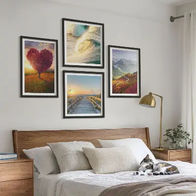 Galería de pared con paisajes de montañas, olas, árboles, corazones y muelles