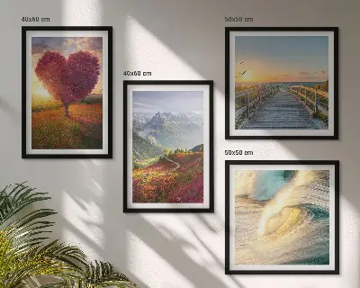 Galería de pared con paisajes de montañas, olas, árboles, corazones y muelles