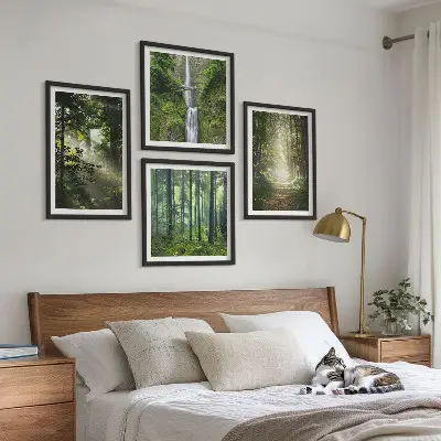 Galería de pared bosques verdes con rayos de luz
