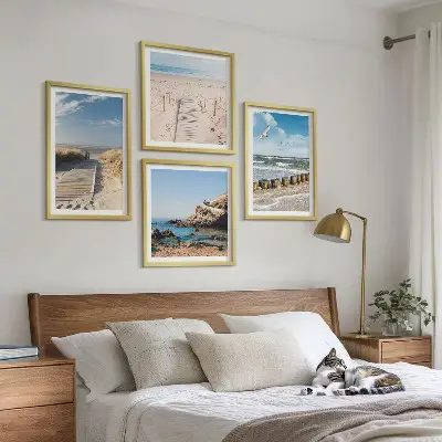 Galería de pared con diseño de playa, arena, olas, cielo y pájaros