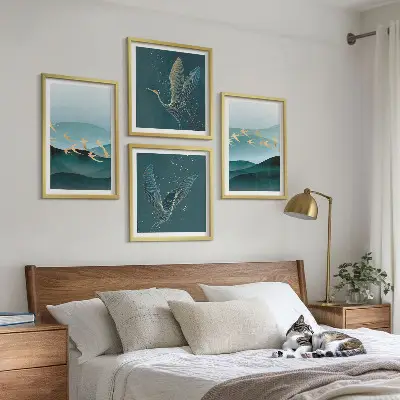 Galería de pared con paisajes abstractos de olas y pájaros