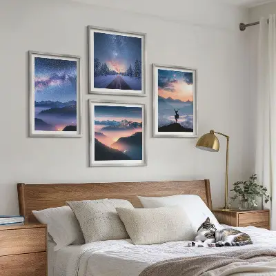 Set de cuadros modernos para salón con diseño de ciervo entre montañas bajo niebla y cielo nocturno