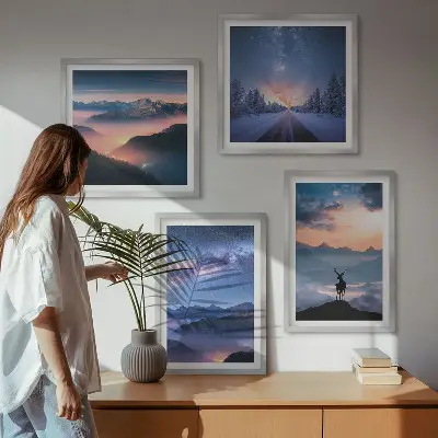Set de cuadros modernos para salón con diseño de ciervo entre montañas bajo niebla y cielo nocturno