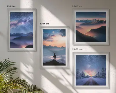Set de cuadros modernos para salón con diseño de ciervo entre montañas bajo niebla y cielo nocturno